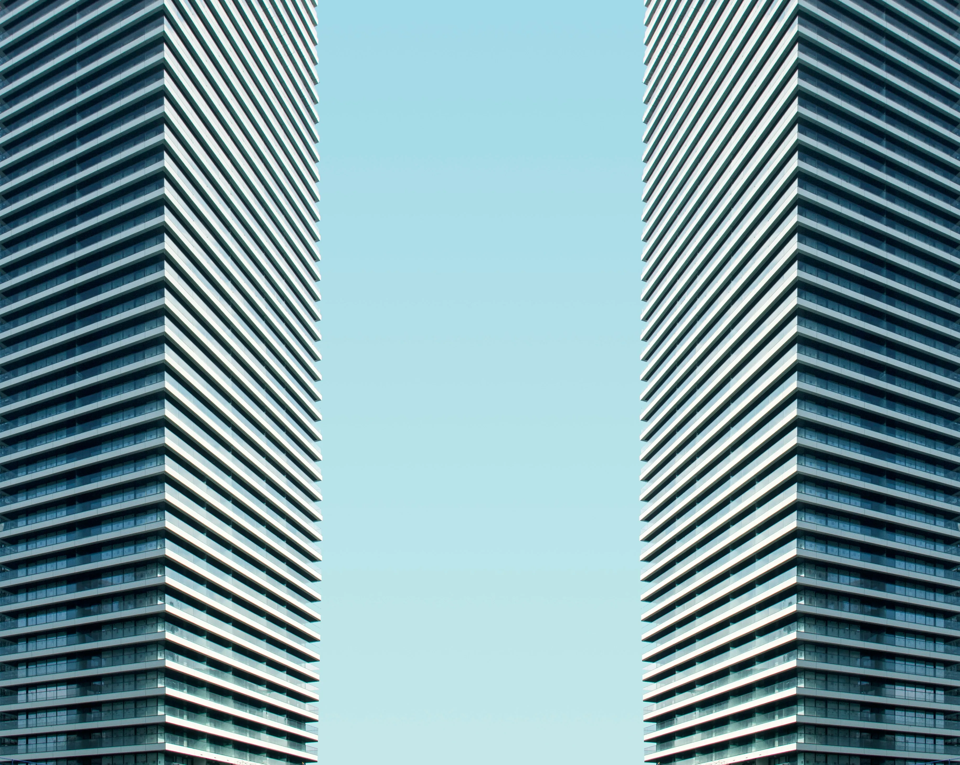 Edificio con el cielo de fondo